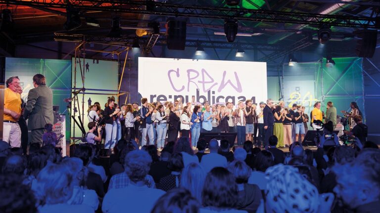 Das traditionelle Closing der re:publica 2024 mit dem Produktions-Team sowie den GründerInnen Tanja Haeusler, Johnny Haeusler, Andreas Gebhard und Markus Beckedahl.