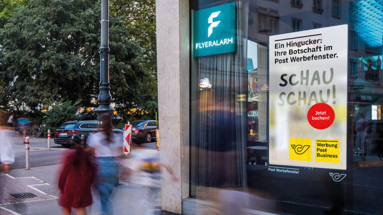 Digitales „Post Werbefenster“ im Schaufenster eines Partner*innenunternehmens an der Stubenbastei 1 in Wien