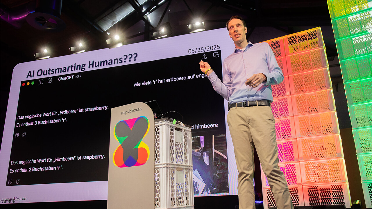 Björn Ommer ist Professor an der Ludwig-Maximilians-Universität in München, wo er die Arbeitsgruppe Computer Vision & Learning Group leitet, hielt bei der re:publica 2025 die Opening Keynote mit dem Titel "Generative KI und die Zukunft der Intelligenz".