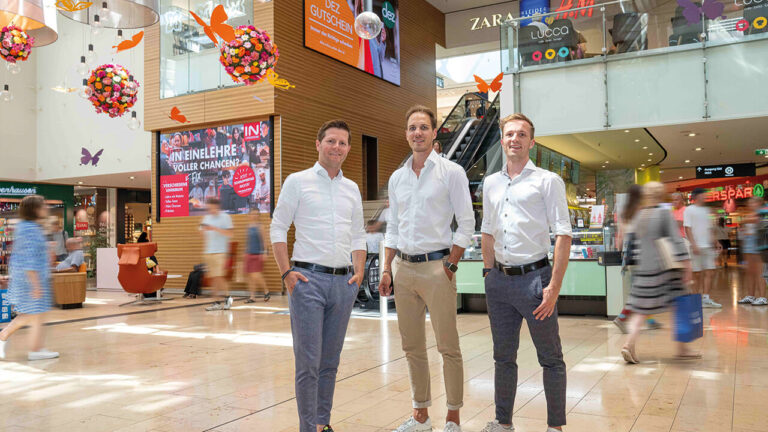 v.l.n.r: DEZ-Center Manager Florian Prodinger, monitorwerbung CEO Josef Maier und Jonas Kaindl, Team Lead Sales bei monitorwerbung