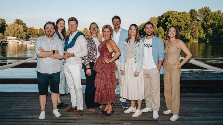 Die Gastgeber des DMVÖ Sommerfest 2025 und Vorstandsmitglieder des DMVÖ v.l.: Niklas Schnaubelt (Team Lead Marketing Natives), Vivienne Nieuwenhuizen (DMVÖ Managing Director), Martin Kernthaler (Leiter der DMVÖ Expert Group B2B), Ulrike Kittinger (DMVÖ Vorstandsmitglied), Alexandra Vetrovsky-Brychta (DMVÖ Präsidentin), Michael Vaclav (DMVÖ Vizepräsident), Lisa Riepl (Leiterin der DMVÖ Expert Group Social Influence), Lukas Hetzendorfer (Co-Leiter der DMVÖ Expert Group Data Driven Customer Experience), Clara Haslauer (Co-Leiterin der DMVÖ Expert Group Data Driven Customer Experience)
