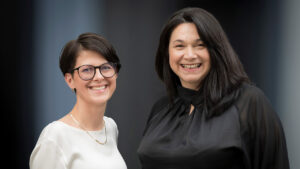 MCÖ-Geschäftsführerin Regina Loster (links im Bild) und Lehrgangsleiterin Barbara Niederschick (rechts im Bild) freuen sich über die große Nachfrage nach aktuellem ESG-Know-how.