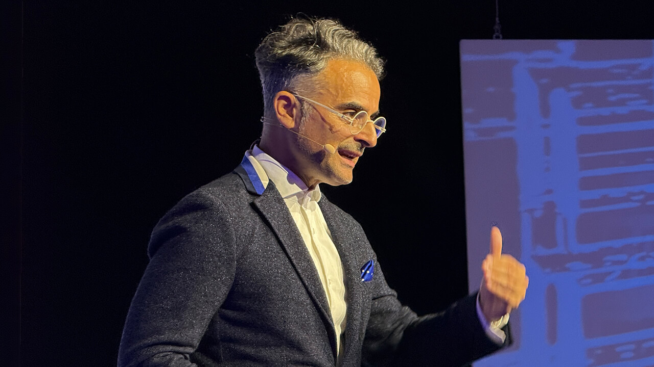 Dimitrios Haratsis, Buchautor, Podcaster und Consultant im Data Driven Marketing, über die Zukunft von Omnichannel Marketing. Die Technologie ist so weit, die Organisation aber noch nicht.“