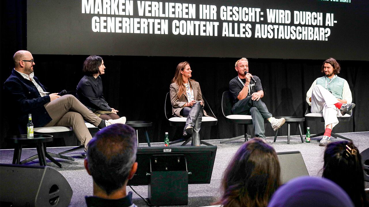 Marken neu gedacht: das Panel mit Max Lederer (Jung von Matt), Milan Kastenmüller (Grabarz&Partner), Chris Jungjohann (Ogilvy Group Germany) und Barbara Zeiss (We Are Era), unter der Moderation von Malina Simanowski (Brainsuite)
