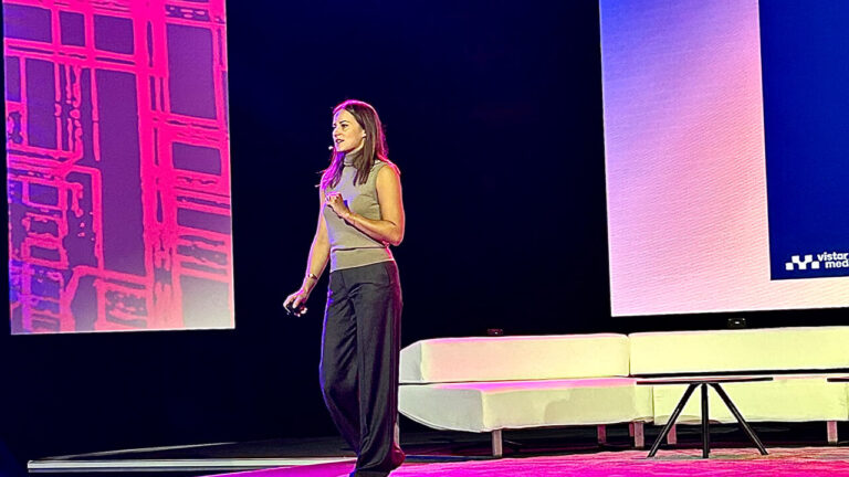 Martine Hammink, Vice President von Creative Studio bei Vistar Media, zeigt wie digitale Kampagnen auf die Straße gebracht werden