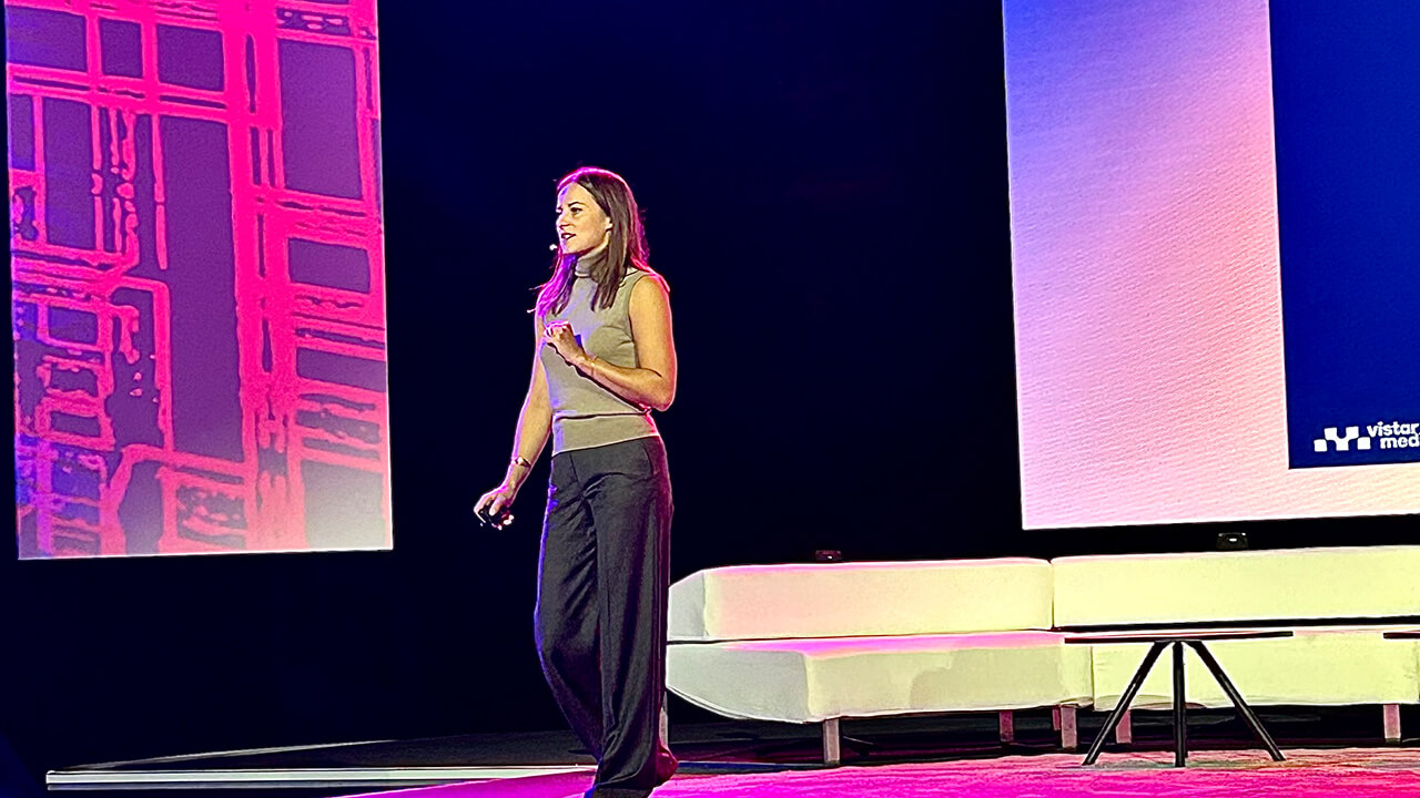 Martine Hammink, Vice President von Creative Studio bei Vistar Media, zeigt wie digitale Kampagnen auf die Straße gebracht werden