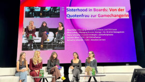 v.l.n.r: Alina Ludwig (Managing Director Strategy, ALL IN Artist Management GmbH), Katharina Schramm (COO, Weischer.Connect GmbH), Geena Schindler (Content Strategist, palmerhargreaves), Aissu Diallo (Managing Director & Co-Owner, BUTTER.Social) und Jeanette Okwu (CEO, BEYONDinfluence)