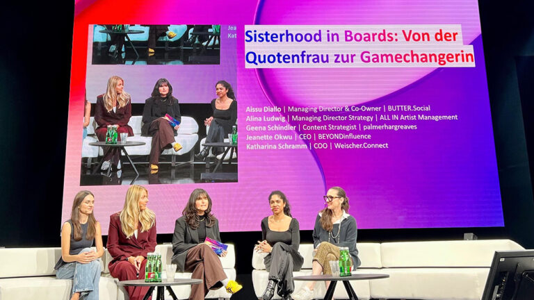 v.l.n.r: Alina Ludwig (Managing Director Strategy, ALL IN Artist Management GmbH), Katharina Schramm (COO, Weischer.Connect GmbH), Geena Schindler (Content Strategist, palmerhargreaves), Aissu Diallo (Managing Director & Co-Owner, BUTTER.Social) und Jeanette Okwu (CEO, BEYONDinfluence)