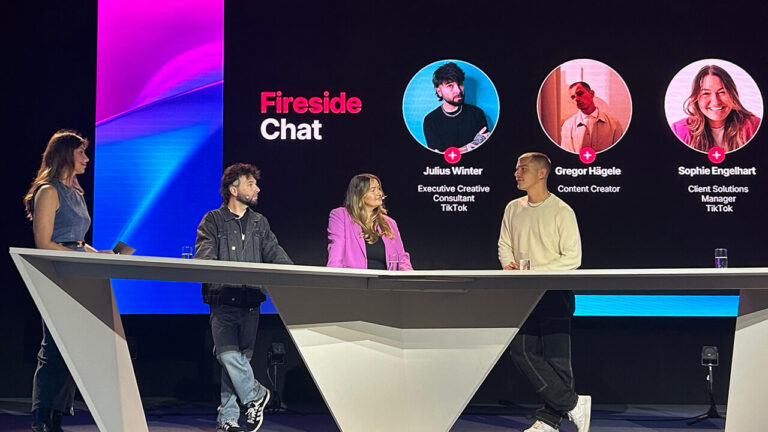 Tina Gatzenmeier, Julius Winter und Sophie Engelhart von TikTok Deutschland gemeinsam mit Musiker und Creator Gregor Hägele bei der DMEXCO 2025 in Köln: „JedeR kann CreatorIn sein, wenn man die richtige Nische hat.
